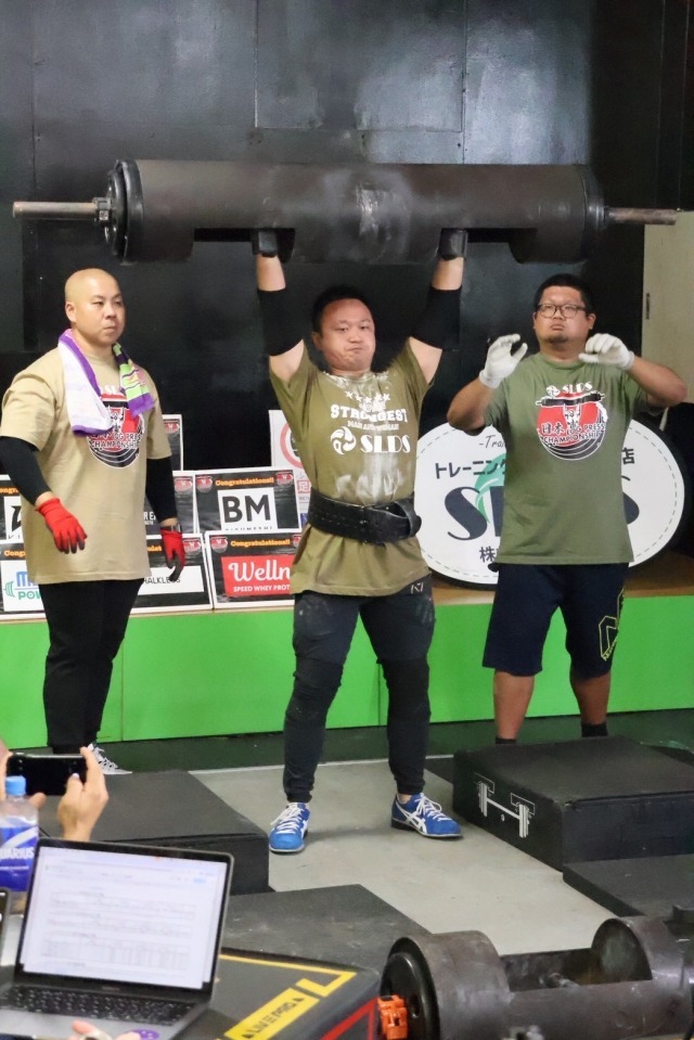 ログは90kg。成功はしたものの、一回で体力が大幅に削られるのと順番が早かったためできるだけ多く成功させなければならないプレッシャーも相まってパフォーマンスを下げる要因となってしまった、と本人談。運の要素とはいえ開始前のじゃんけんが響いた。