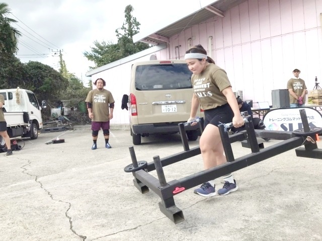 女子コンペティターは90kg。