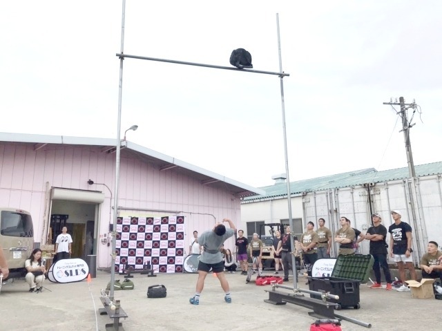 ノービス男子は10/12/14kg。バーにぶつかっても乗っても越せばOK。