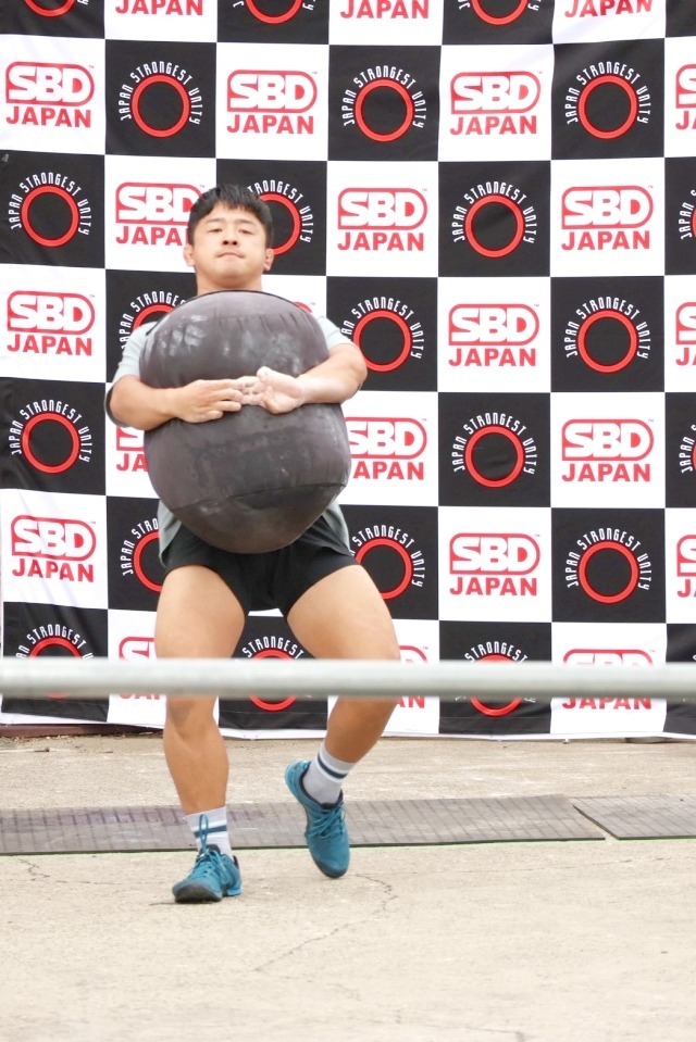 クラッチを組んでの運搬。腕が回れば有効な手段だ