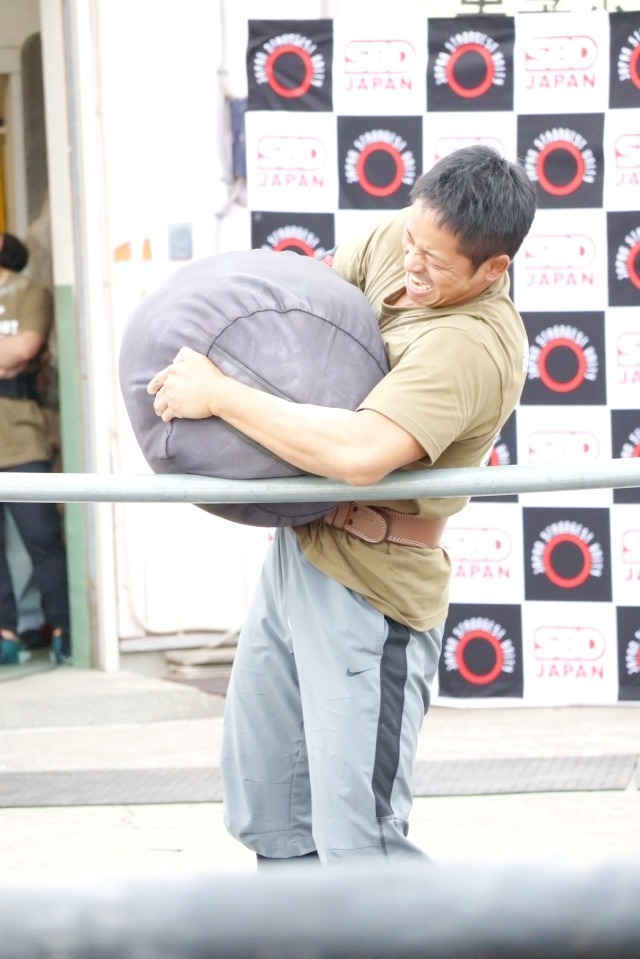 バッグはバーに触れても越せばいいが、越せそうで越しにくい極めて絶妙な高さに設定されている
