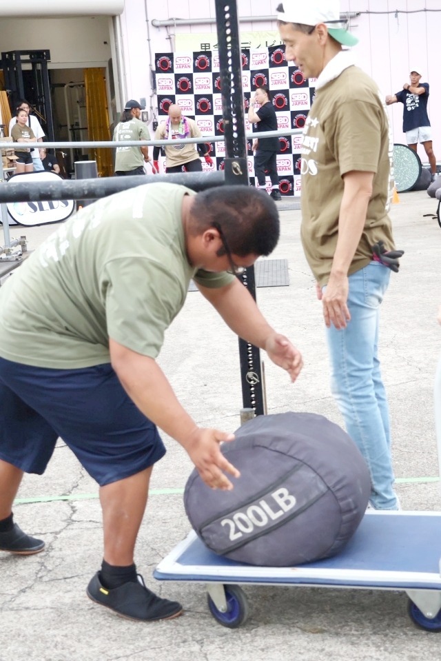 サンドバッグは台車を破壊しやすい器材のため台車に乗せるときは注意が必要。犠牲になった台車の数は計り知れない
