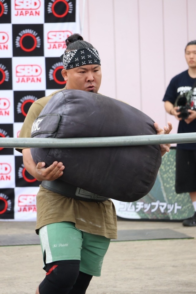 バーベルでの重量感とは全く異なり、デカい上に持ちにくく不安定。