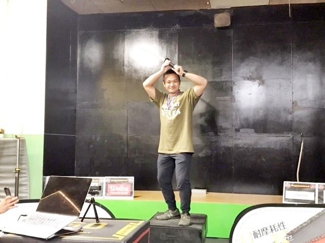 「3回目の大会になります。1年目はオープン、2年目はコンペ。3年目、形としては優勝できたので嬉しく思います。 今回ノービスだった方もコンペに進んで頂き、一方で新しいノービスの選手をつれてきてもらいたいと思います」とコメント。剣道4段、隙のない構えを披露。