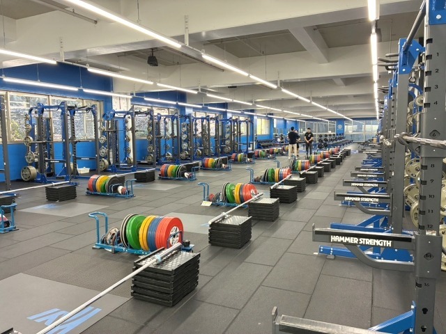 東海大学15号地下トレーニングセンター。広大な空間にラックが並ぶ