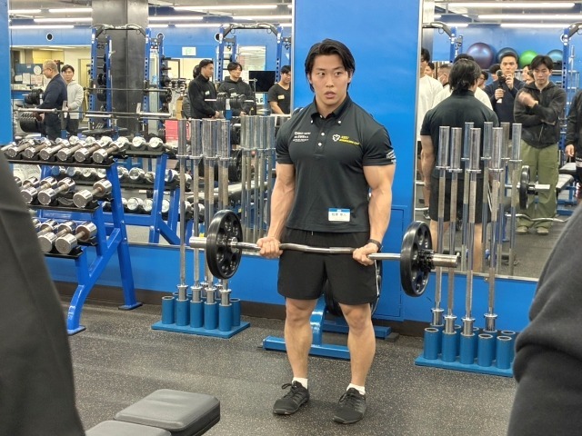 相澤氏によるバーベルカール。過度にフォームを意識せずに腕を降ろして上げるだけ、それが基本になる。