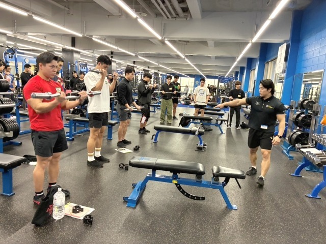 腹圧をかけ尻をしめ重心をまっすぐに保つ。下ろした時に肘が曲がったままにならないことも重要。