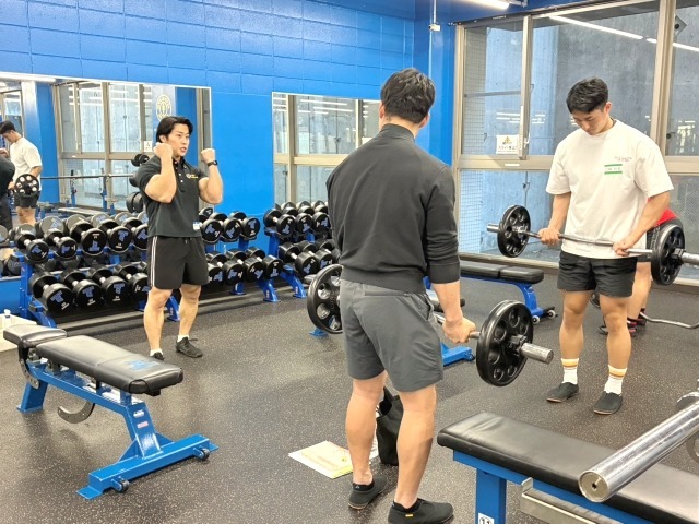 手首は伸ばさず、下ろした時でも掌屈しておく。掌のどの位置で握るかでも感覚は大きく変わる