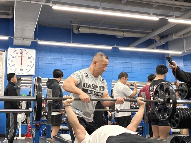 最後は必ず肘を差し切ることを強調した。そうすれば大胸筋の内側にも刺激が入り、差し切らないと三頭筋に刺激が入ってバランスも崩れていってしまう。重いものを扱うと体は楽な方へ行こうとするが、よりキツい方へと自ら向けることが大事。