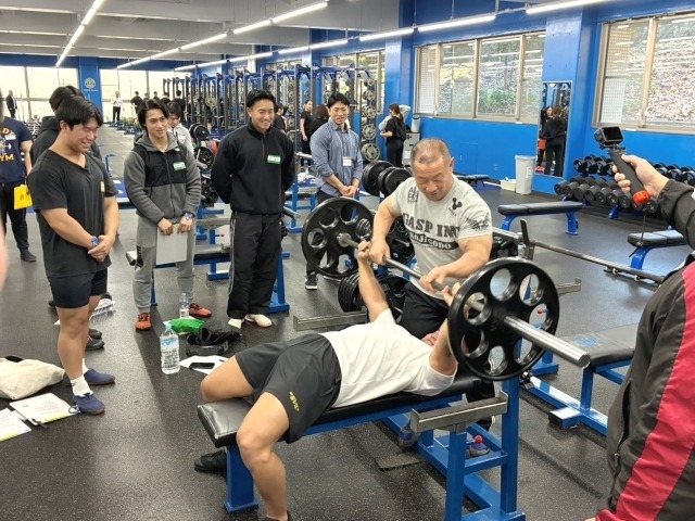 合戸氏によるベンチプレス指導。順番にベンチをしていく。