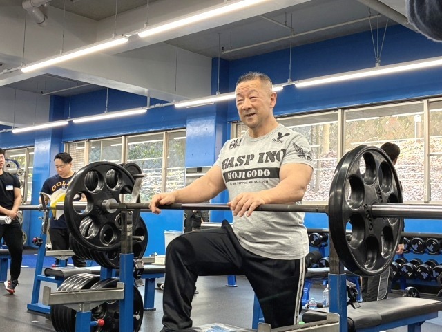 ボトムで肘を直角に保つことも重要なポイント。肘の曲げ伸ばしをすると「やってる感」はあるが、それではフルストレッチはかからない。下ろしたときに肘を直角に保つことで大胸筋のフルストレッチにつながる。ダンベルでやるときも同じ。