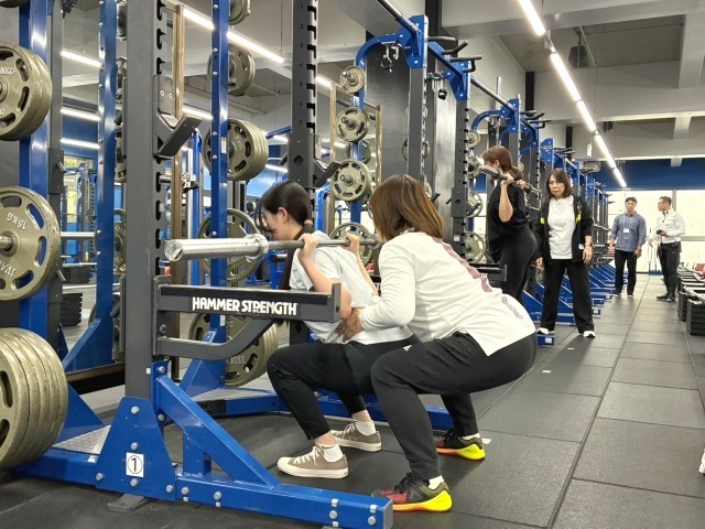 90分の間に複数の種目を行う。まずはスクワットのフォームチェック