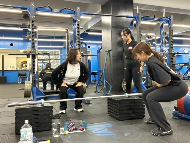 左右差、足の裏と重心位置、体幹部の固定や腹圧、骨盤の前傾後傾など個々に相談を受け、アドバイスやケアなどの指導が行われた