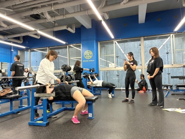 ベンチプレスでは開始位置までしっかり肘を伸ばしきることやアップの時に調子をみて違和感のないグリップに変える方法などが紹介された