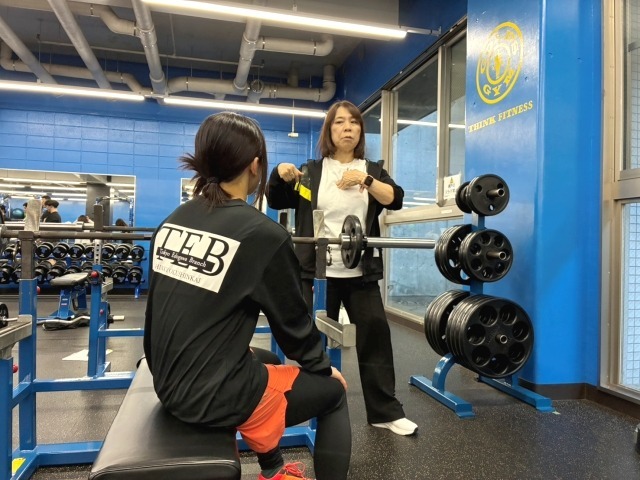 胸のストレッチ感を得たり、フォームに違和感を感じたときには腕立て伏せで修正できることもある