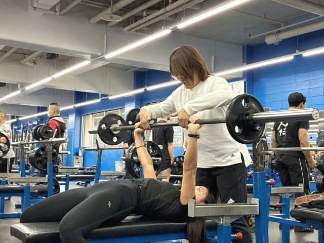 軽い重量ばかりをやっていると腕で上げられる範囲に留まってしまうため、ハーフレンジでも良いのでたまには重いものを扱うように。また、同じ重さや刺激に慣れさせないためにもパターンを変えるのも重要。