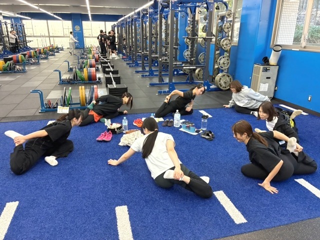 女子選手は辻本俊子氏（JBBF会長）と鈴木詠子氏（JBBFジュニア委員会・JOC強化スタッフ）指導のもとストレッチから開始。