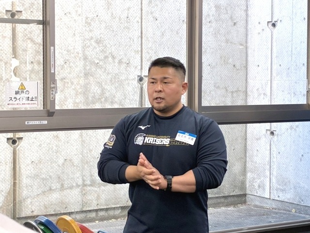 佐名木宗貴氏によるスクワットの指導。大阪連盟理事を務め、JBBF関連委員会にてジュニア育成とアンチドーピング教育などに携わる。