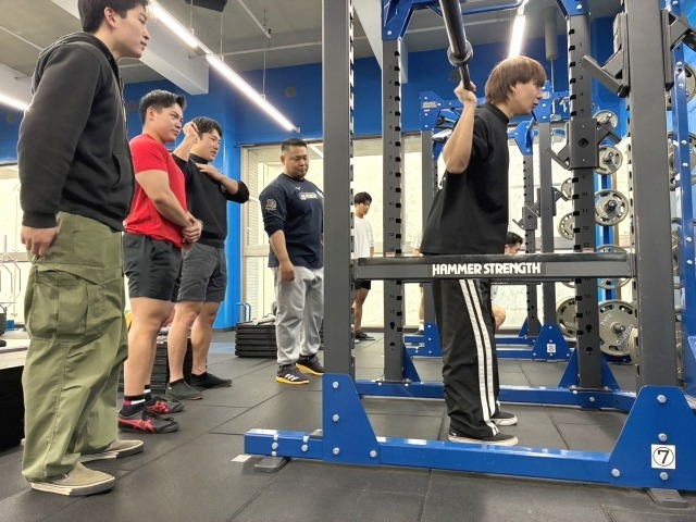 ハイバー・ナローのスクワットとローバー・ワイドのスクワット、2つのスクワットを行う