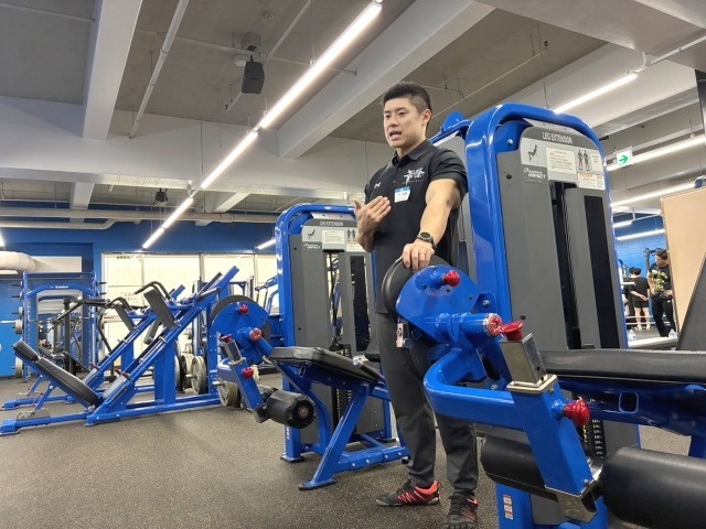 三矢紘駆氏。ボディビルに関連する論文が国際学術誌に多数掲載されている。多くのトレーニングを積むも脚のカットがでなかった経緯があり、どうすればいいかを研究し始めた結果、レッグエクステンションを用いた大腿直筋へのアプローチに辿り着いた。