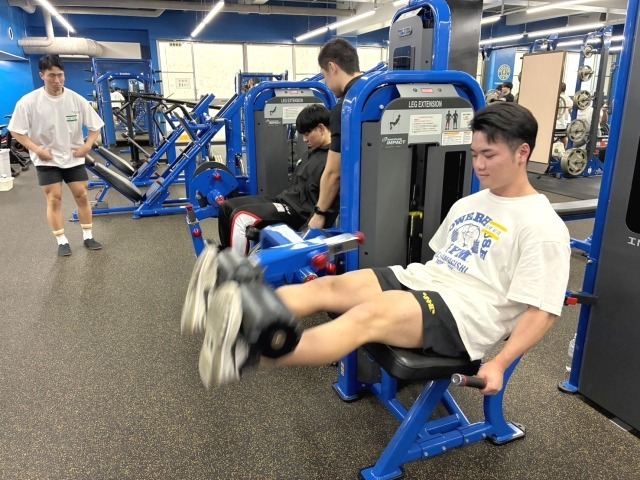 股関節も膝関節も伸びた一直線に近い体勢での動作は「やってる感」は得られるが、可動域がとれないため非効率である。また、マシンの慣性により最大収縮ポジションで負荷が抜けないようにするため、勢いを入れず一定の速さで動作する方法も紹介。