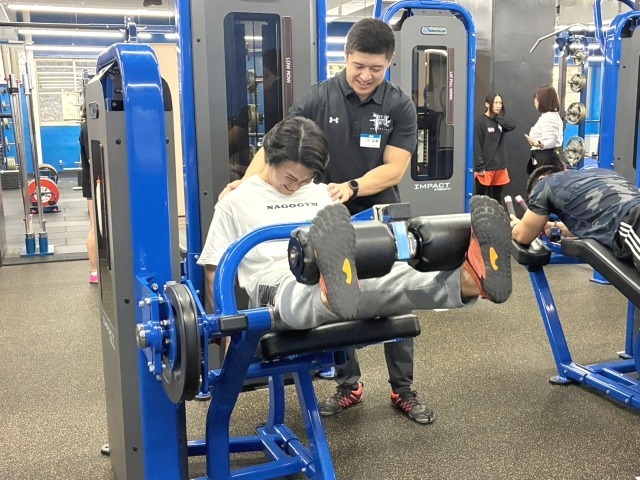 筋肥大に大事な3つは機械的張力、筋損傷、科学的ストレス。「重いのは扱えたけどちょっとパンプが足りなかったな」など、この3つが全て満たされているかを考えることが大事。なお外側広筋はハイバーのスクワットがおすすめ。