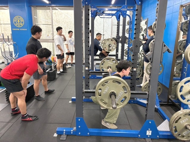  腹圧を入れる時に、リフターは腹部に空気を入れるがボディメイク系の選手はポージングのように胸部に空気を入れてしまうことがある。そうするとベルトもあまり意味をなさないため「腹圧と胸圧」を切り分けることが重要。