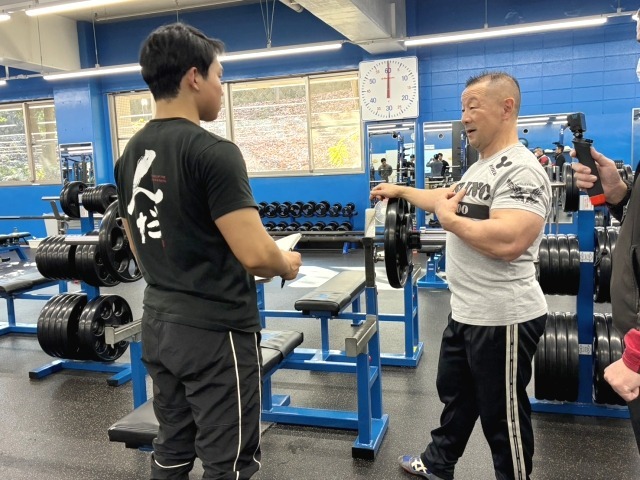 グループが各講師を一巡したところで前半が終了。休憩に入っても講師への個別の質問や相談が相次いだ