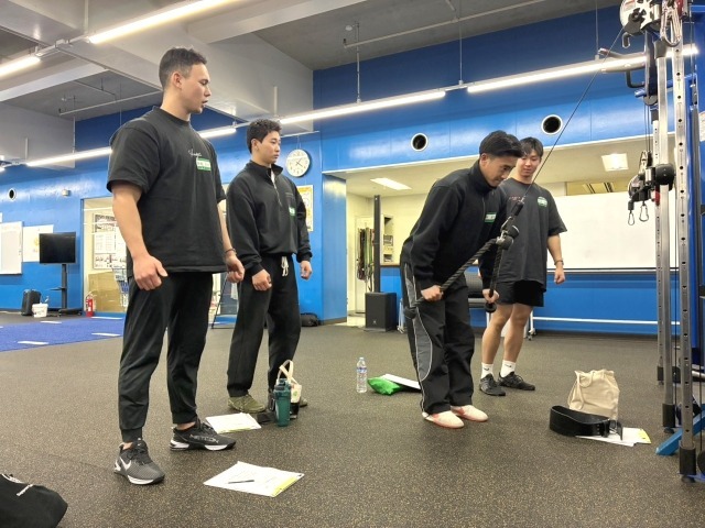 ロープを二本使ったプレスダウン。種目そのもの以外にも多くの意見や質問が飛び交っていた