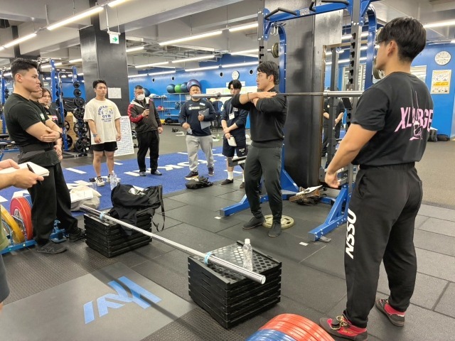 フロントスクワット。足首が硬い場合にはプレートを敷くことでしゃがみやすくなる