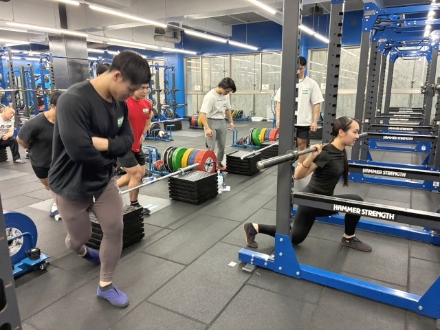 足をクロスする形のバーベルバックランジ