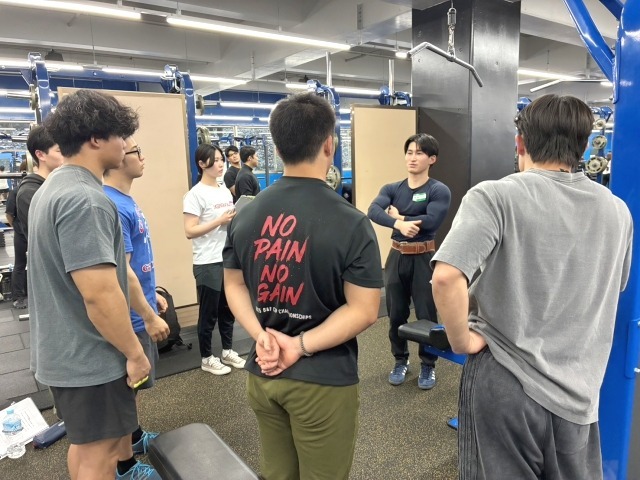 ラットプルダウンのフォームに関して。説明しているだけでも立体的な筋の丸みが服の上からでもわかる