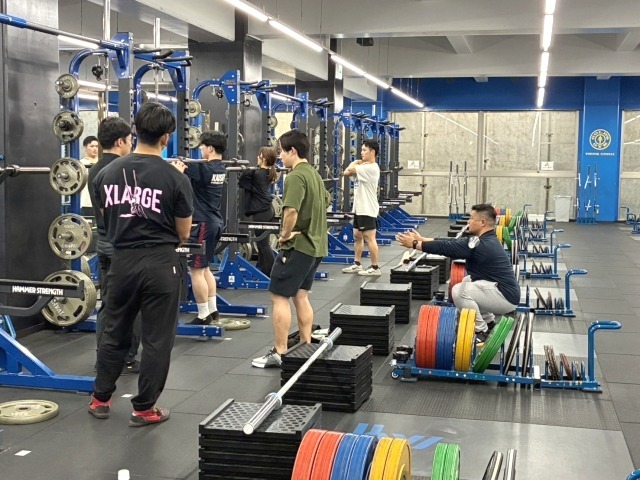 後ろでひっそりと完璧なフロントスクワットを行う佐名木氏