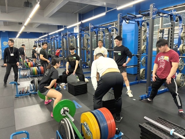 デッドリフト。後半の情報交換では各グループで多くの種目が実践されたが、全体的に特にデッドとローイングの割合が多かった印象がある