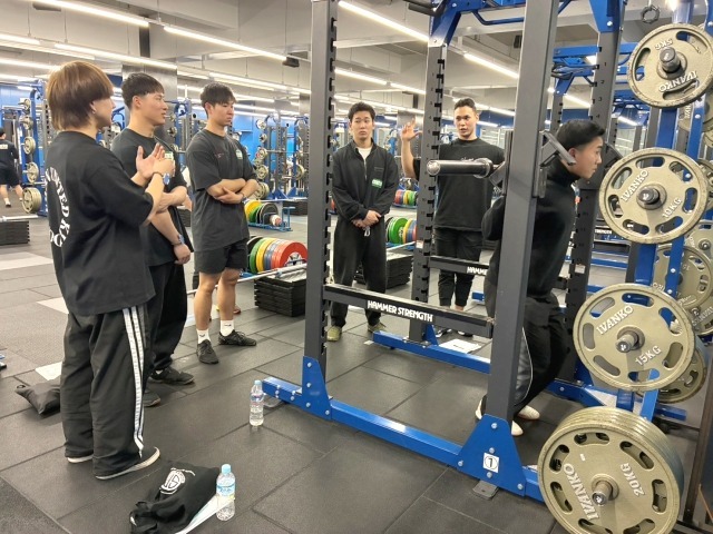 スクワット。ラックアップの前段階となる担ぎの質も非常に重要