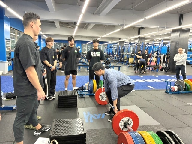 本練習会の協賛企業・THINKフィットネスの川中健介氏、要望に応じてポイントを紹介。高重量を扱うデッドはバーが浮く前に予備緊張を高めておくことが重要。