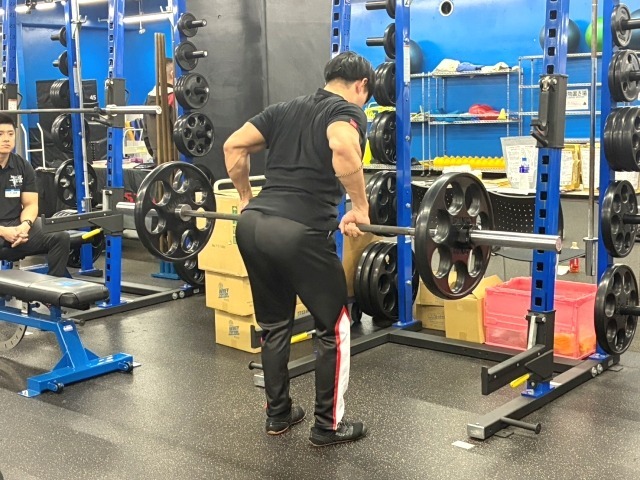 フォームや説明もさることながら、腕周りの凹凸のある立体感に目が行った