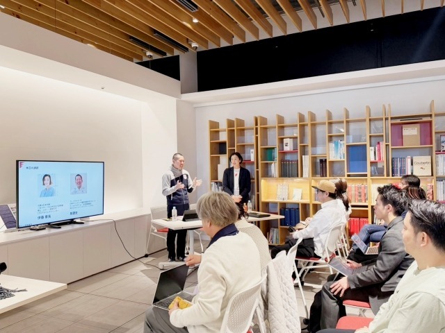 登壇した伊藤華英１２５２代表と泉建史フィジカルコーチ（日本オリンピックミュージアム会場）