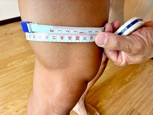 裾にあたる膝上10㎝部分の周囲計は約47㎝。もっと太くなりたい。