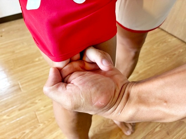 Mサイズだと丁度二本指が縦に入り、全体的なバランスやサイズ感も良好に思えた。私がフィジークの大会に出るならばこのサイズを選ぶ。