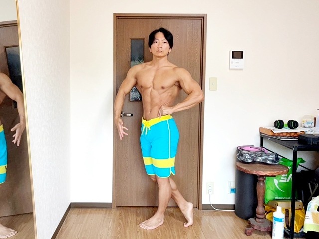 製品の機能によりウエストサイズは合わせられるが、膝周りの丈が大きい。サーフパンツが大きいということは全体のバランスを損なうだけでなく相対的に体を小さく見せてしまう。