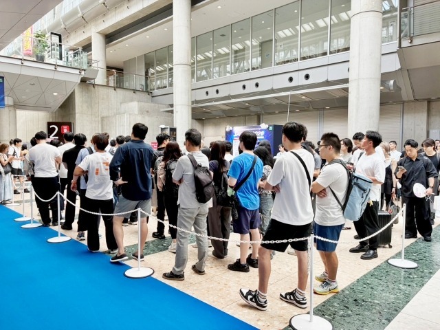 初日11:00の入場ゲート付近、バッジ印刷に並ぶ列。かなり混雑する時間帯もあるので事前のプリントアウトがおススメ。
