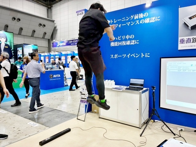 足元の黒い棒状のセンサーの範囲内でジャンプするだけで垂直飛びが計測できる。非常に手軽。