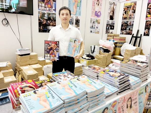毎年専門誌を無料配布の大判振る舞いをしている。後ろで包まれたまま積まれている雑誌もすぐになくなるそうなのでご来訪はお早めに。