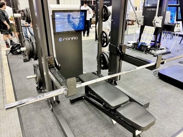 AI制御ラック。セーフティーバーが自動で上下に動き続けていた