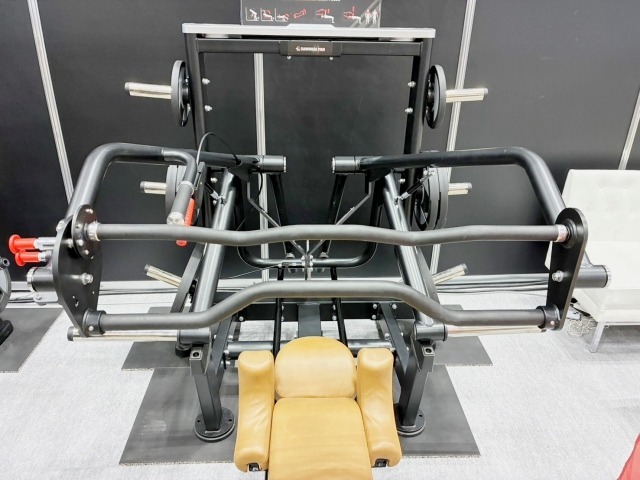 自転車のブレーキのような手元のレバーで高さを調節する独特の機構。