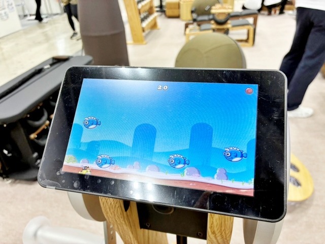 ハンドルを回すと画面の魚が泳ぎゲーム感覚で進められる