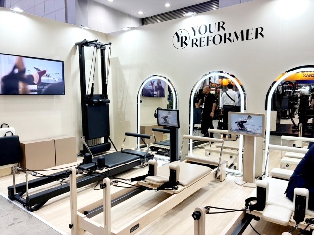 ピラティスマシンの展示も多数あった