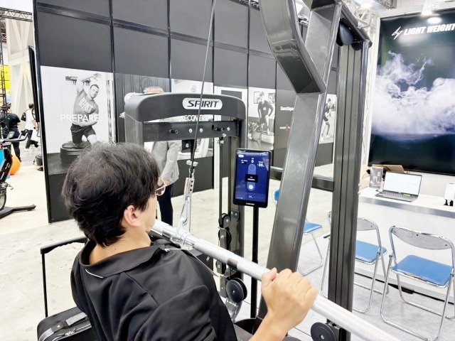 最初に可動域を計測してから負荷がかかる。が、設定重量的なものなのか引き切った時にかなり詰まり、負荷がかかるというより動作が途中で妨げられる感じがした。使いこなすにはしばらく使い慣れが必要に感じた。慣れれば便利だろう。