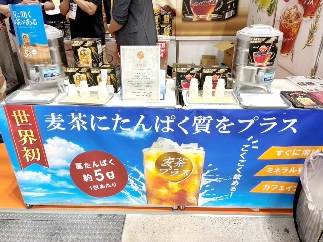 高タンパク麦茶。粉末スティックタイプの麦茶でたんぱく質5gを実現した世界初の製品。